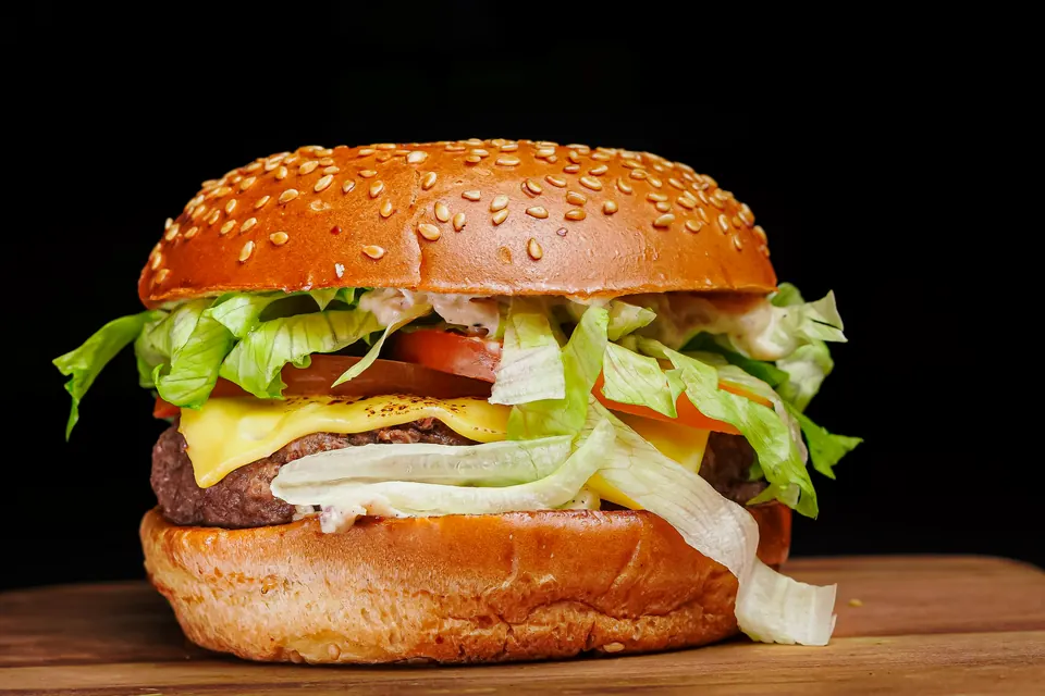 Burger dengan sayuran dan keju